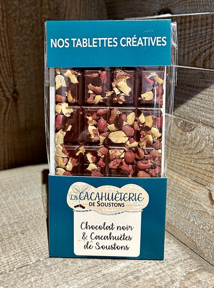 Tablette de chocolat noir et cacahuètes